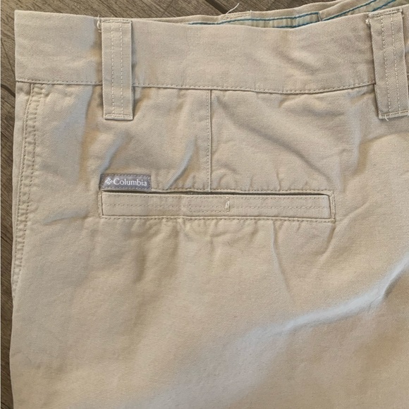 Men's Columbia Khaki Shorts - Picture 5 of 5